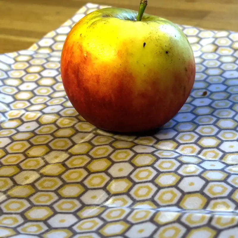 Apfel natürlich verpackt mit Bienenwachstuch