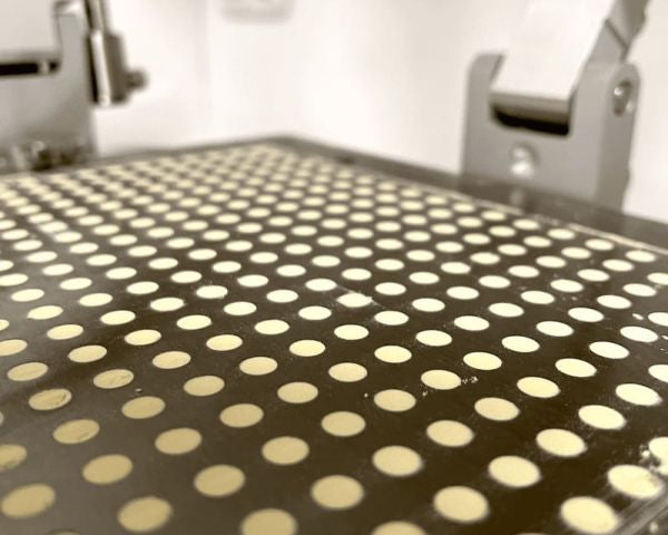 Herstellung von Gelee Royale Kapseln bei Bienenherz. Kapselmaschine und Abfüllung.