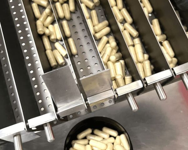 Abfüllung von Gelee Royale Kapseln von Bienenherz in eine umweltfreundliche Verpackung