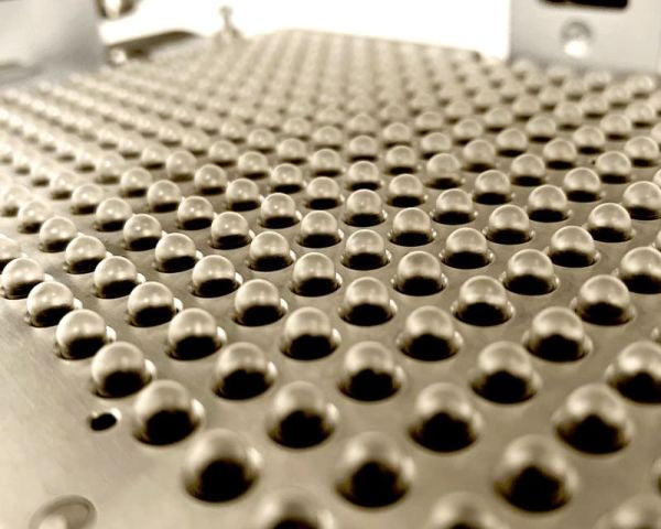 Vorbereitung der leeren Kapseln für die Füllung mit dem gefriergetrockneten Gelee Royale Pulver
