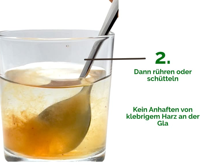 Schritt 2, das Wasser im Glas mit der Propolis Lösung ordentlich umrühren oder in einer Flasche schütteln.