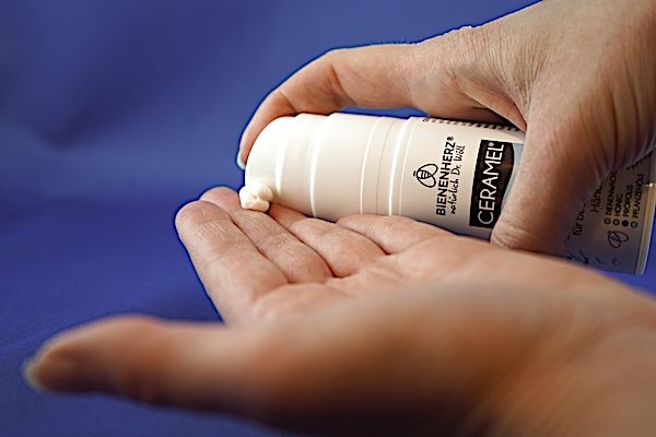 Auftragen der Creme aus dem Airless-Spender