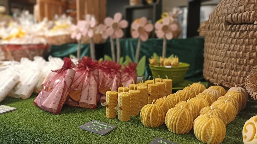 Aktionstisch mit Bienenwachskerzen