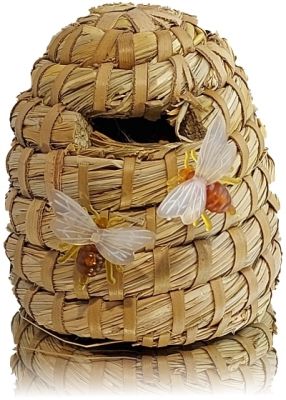 Handgeflochtener Bienenkorb als Dekoration zu Hause.