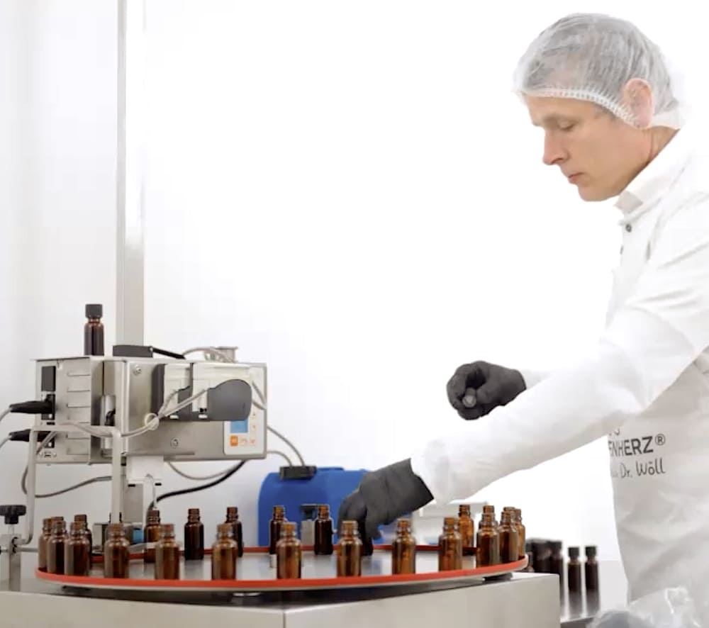Professionelle Abfüllung der Propolis Tinktur von Bienenherz und Dr. Wöll