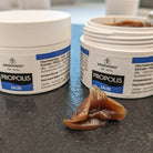 Propolis Salbe von Bienenherz zur einfache äusserlichen ANwendung - Farbe und Konsistenz
