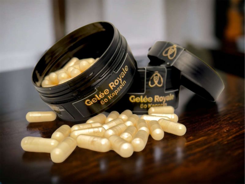 Unsere hochwertigen Gelee Royale Kapseln in dunkler Verpackung von Bienenherz