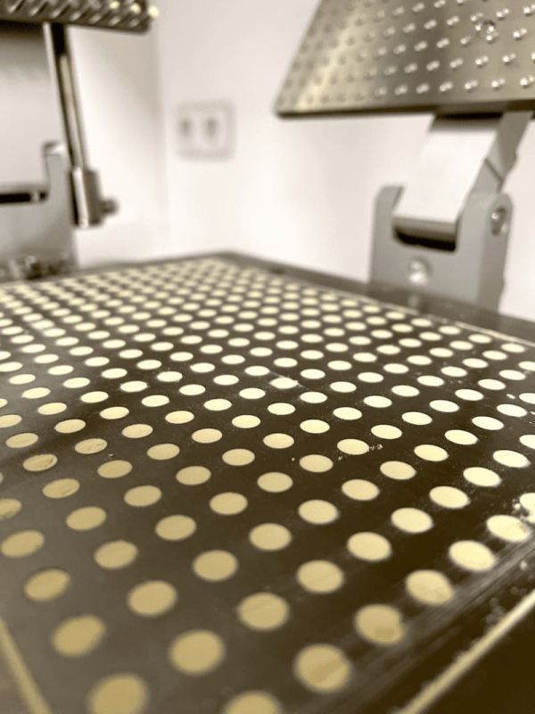 Herstellung von Gelee Royale Kapseln bei Bienenherz. Kapselmaschine und Abfüllung.