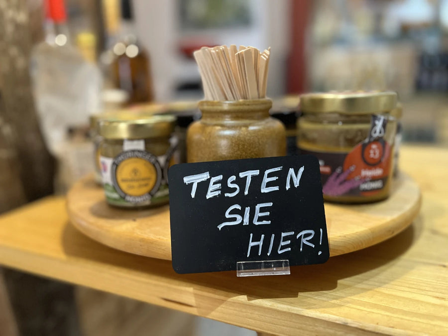 Honig testen im Werksverkauf