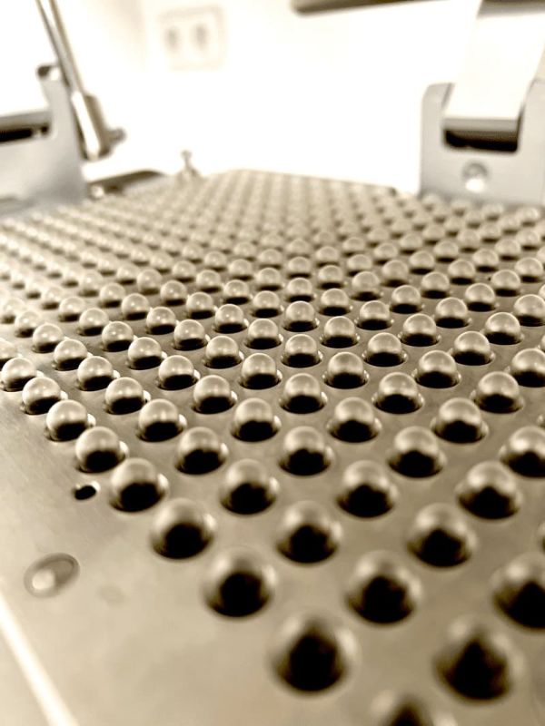 Vorbereitung der leeren Kapseln für die Füllung mit dem gefriergetrockneten Gelee Royale Pulver