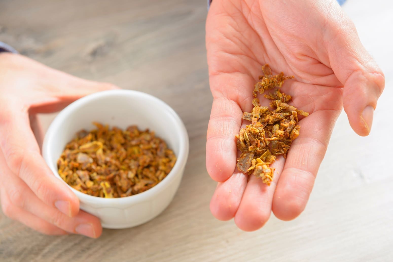 So sieht unser natürliches Propolis aus, ganz ohne Schadstoffe und Zusätze. Bienenherz setzt auf Qualität.