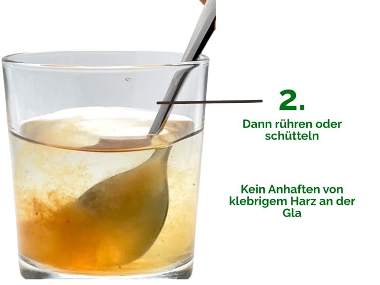 Schritt 2, das Wasser im Glas mit der Propolis Lösung ordentlich umrühren oder in einer Flasche schütteln.