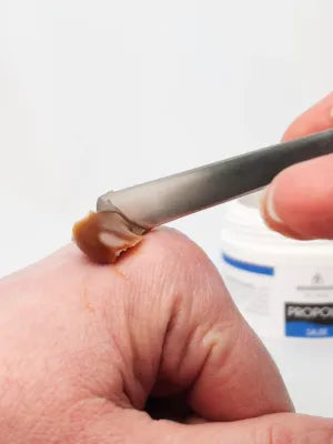 Propolis Salbe auf die Haut aufgetragen