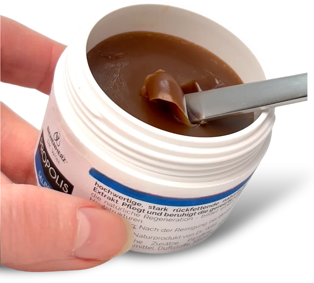 Unsere hochkonzentrierte Propolissalbe von Bienenherz. Rückfettend und pflegend für Ihre Haut.