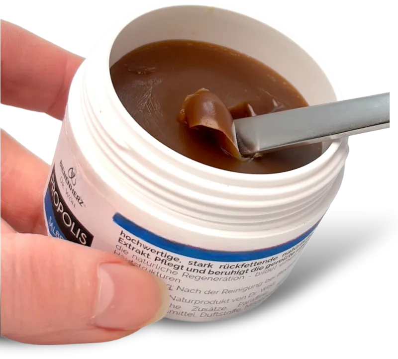 So entnimmst du unsere Propolis Salbe am einfachsten aus unseren Dosen. Beruhigt strapazierte Haut