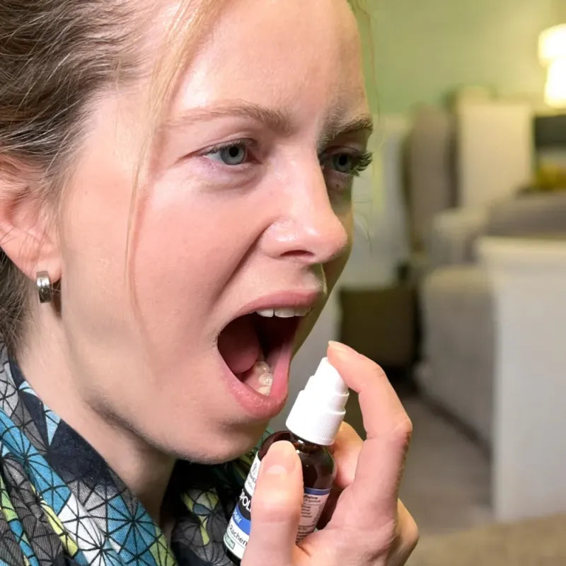 Anwendung von Propolis Mundspray, ganz einfach für natürliche Pflege von Bienenherz