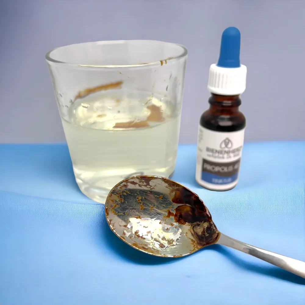 Unsere Propolistinktur ist nicht wasserlöslich. Hier empfehlen wir unsere Propolis Lösung.