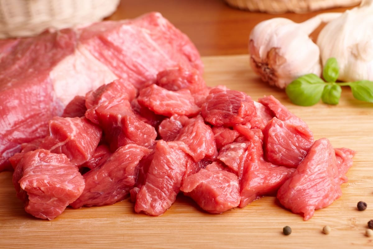 Rindfleisch Gulasch verfeinert mit Honigessig von Bienenherz für ein zarteres Fleisch