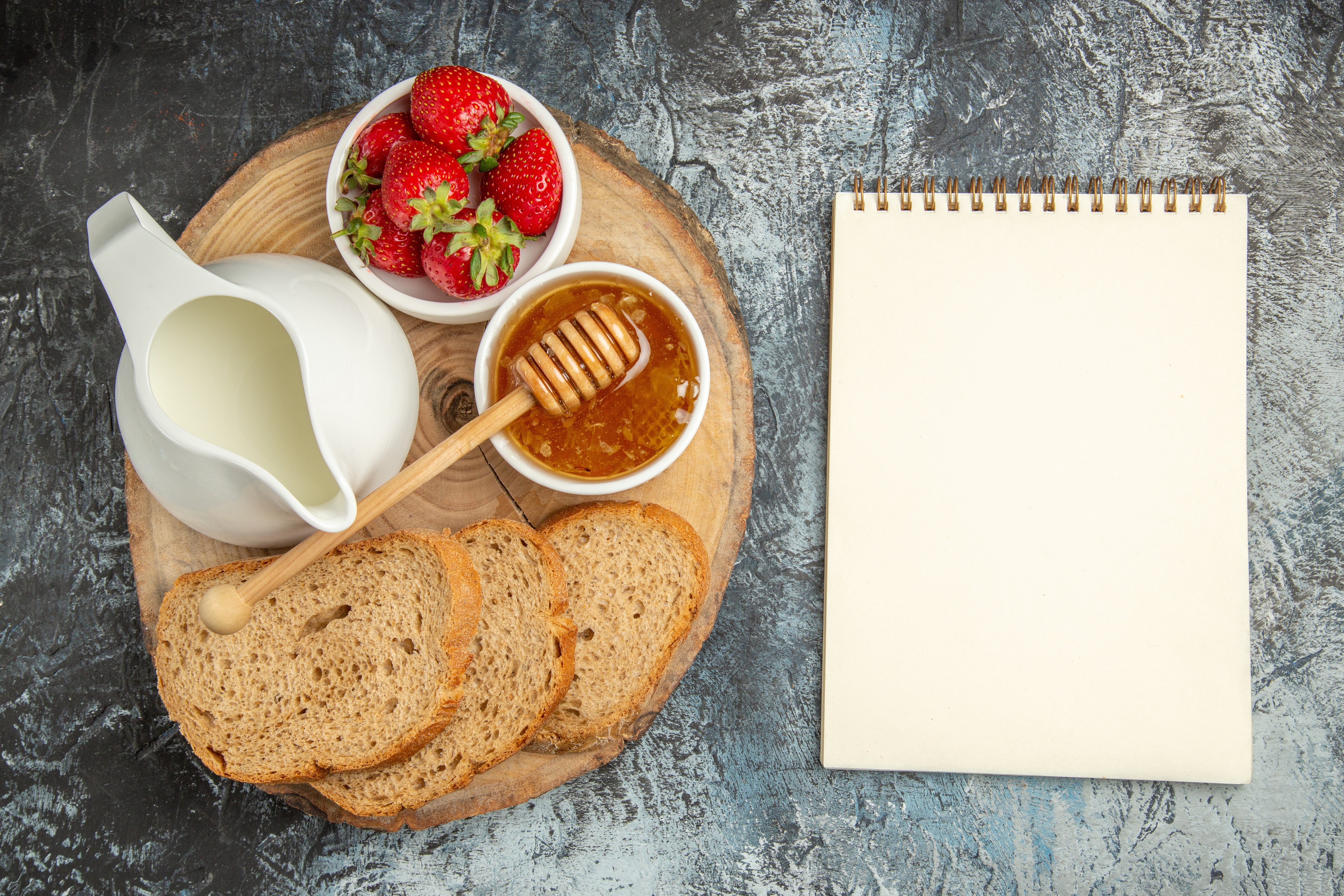 Das perfekte Frühstück mit Bienenherz-Honig. Der Imker aus Saalfeld Thüringen