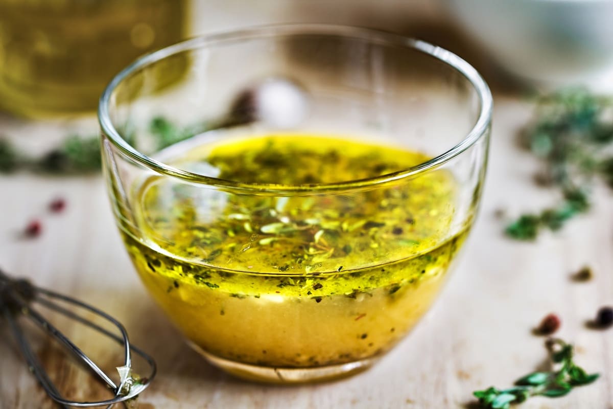 So machst du den perfekten Vinaigrette mit Honigessig von Bienenherz - gesund und Süss zum Salat