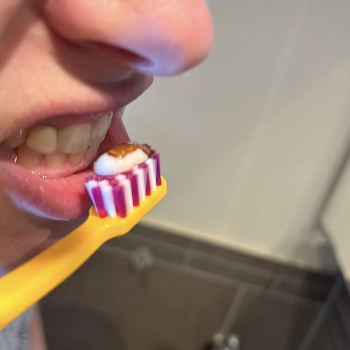 Zähne putzen mit Zahnpasta und Propolis Tinktur von Bienenherz